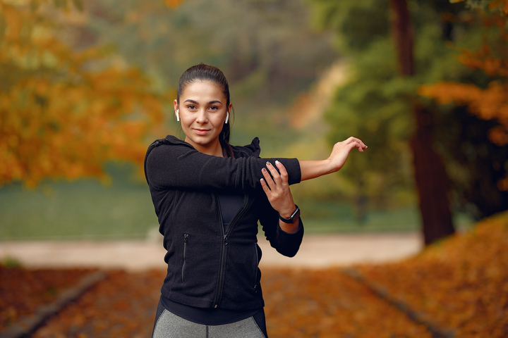 sports-girl-black-top-training-autumn-park_720